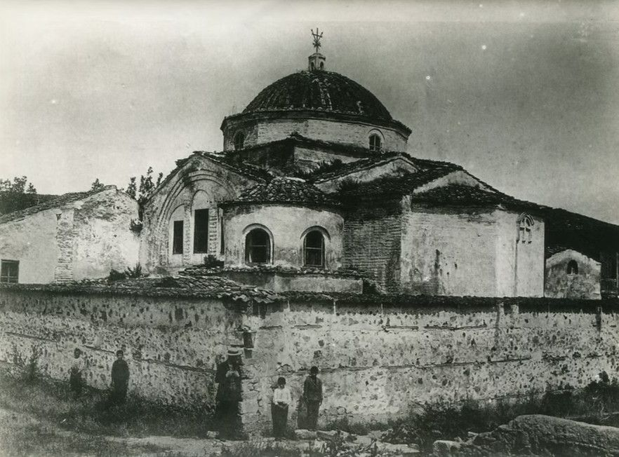 bvrakvs's tweet photo. The Church of the Koimesis in Nicaea, once the main church of the Monastery of Hyacinth, got destroyed in 1922.

It was an important Eastern Roman structure, the patriarch stayed there during the post-1204 Nicaean period, and some imperial family members were buried inside. The domed church had four piers supporting barrel vaults, a triple apse, marble revetment on the walls, and sanctuary mosaics that went through four building phases.

Photos from the late 19th century.