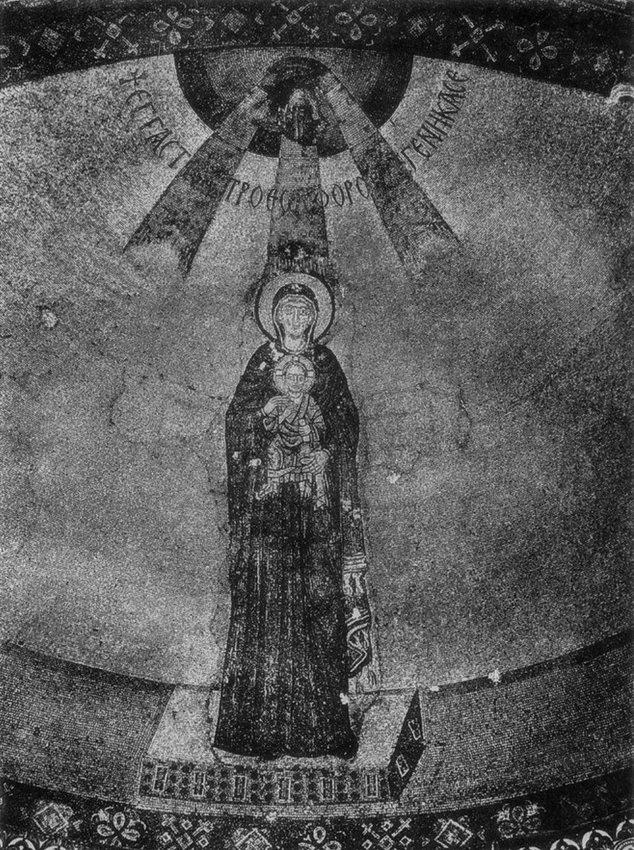 bvrakvs's tweet photo. The Church of the Koimesis in Nicaea, once the main church of the Monastery of Hyacinth, got destroyed in 1922.

It was an important Eastern Roman structure, the patriarch stayed there during the post-1204 Nicaean period, and some imperial family members were buried inside. The domed church had four piers supporting barrel vaults, a triple apse, marble revetment on the walls, and sanctuary mosaics that went through four building phases.

Photos from the late 19th century.
