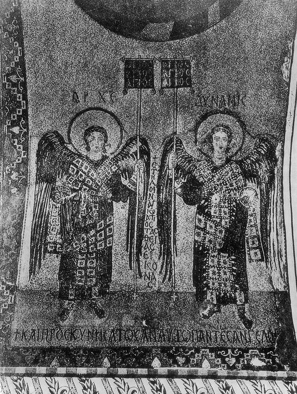 bvrakvs's tweet photo. The Church of the Koimesis in Nicaea, once the main church of the Monastery of Hyacinth, got destroyed in 1922.

It was an important Eastern Roman structure, the patriarch stayed there during the post-1204 Nicaean period, and some imperial family members were buried inside. The domed church had four piers supporting barrel vaults, a triple apse, marble revetment on the walls, and sanctuary mosaics that went through four building phases.

Photos from the late 19th century.