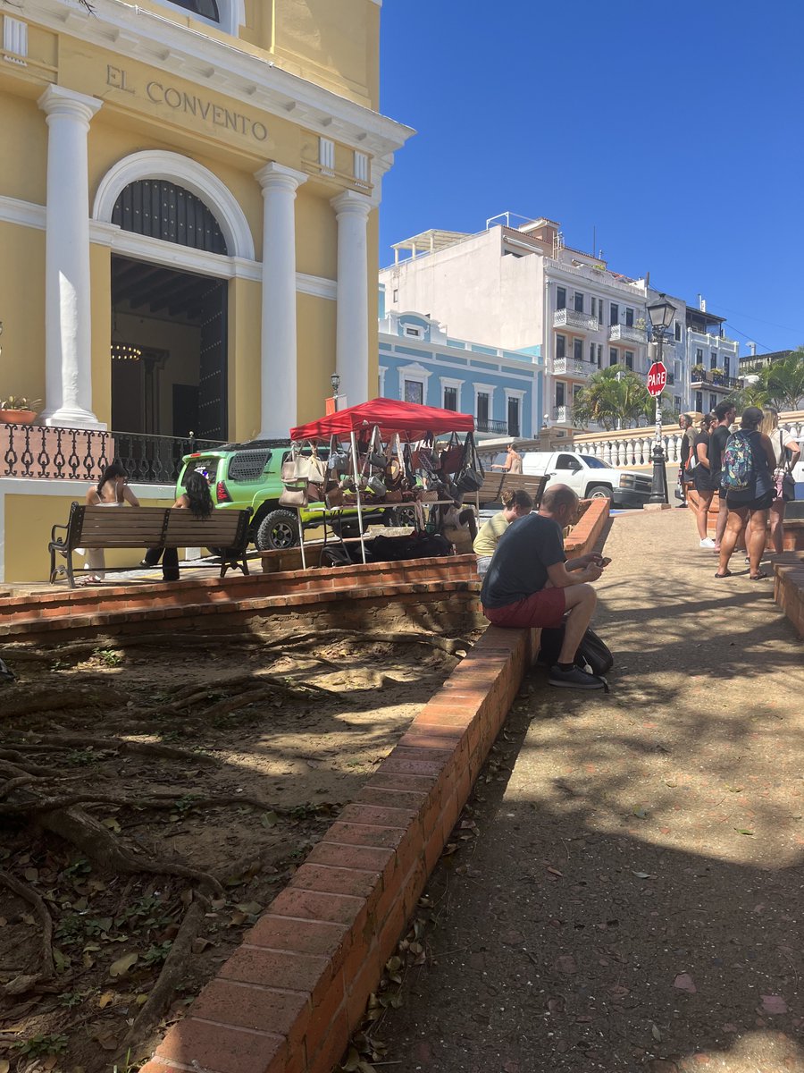 ⁦<a href="/Miguel_Romero_/">Miguel Romero</a>⁩ ⁦<a href="/VSJprendio/">El Viejo San Juan Prendío</a>⁩ <a href="/RobbyCortes/">Robby Cortés🇵🇷</a>  Un quiosco de carteras y gafas feca al frente de La Catedral y El Hotel el Convento. Creo que se fue la guagua al que dió el permiso…! Algún artesano boricua?🤔🤌🇵🇷🌺🤷‍♂️