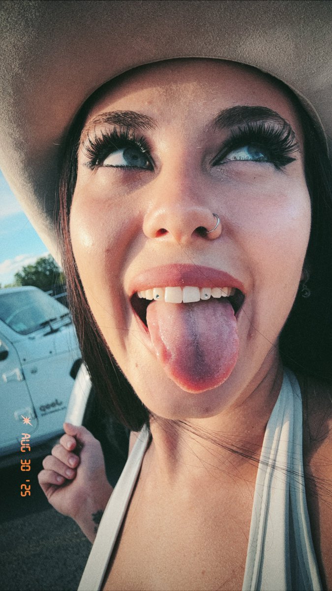 Islawhitlock3's tweet photo. Come and put something on my tongue 😜 https://t.co/WPsOgOQ9Vl