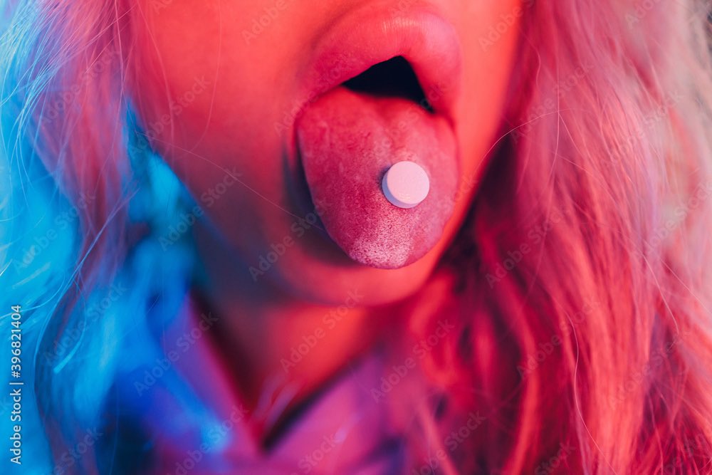 استنشقت امرأة تبلغ من العمر 46 عاماً بالخطأ 55 ملغ من مادة LSD النقية لأنها ظنت أنها كوكايين، وهي جرعة تعادل تقريباً 550 ضعف الجرعة الترفيهية المعتادة.
​تقيأت المرأة لمدة 12 ساعة وظلت تحت تأثير المادة لمدة 34 ساعة تقريباً.
​ولكن عندما استيقظت، اكتشفت أن ألم القدم المزمن الذي عانت