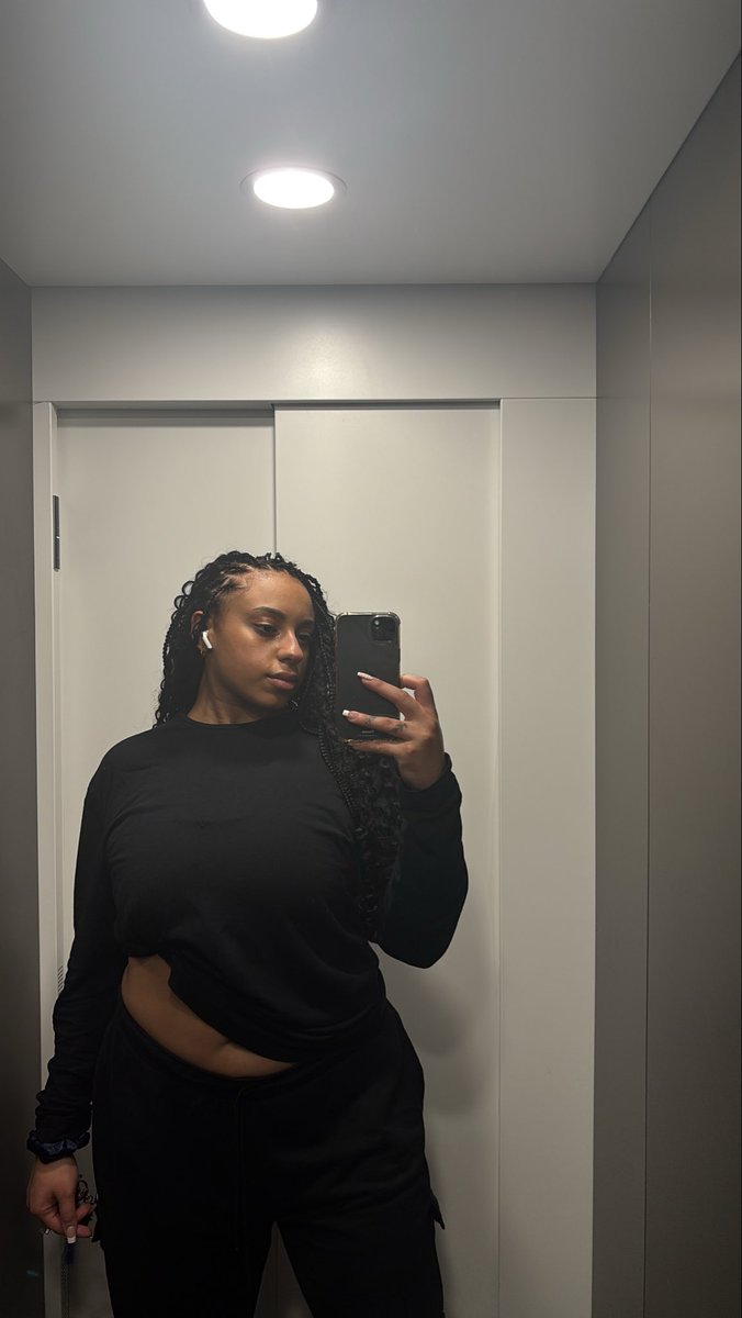 lady violet tweet media