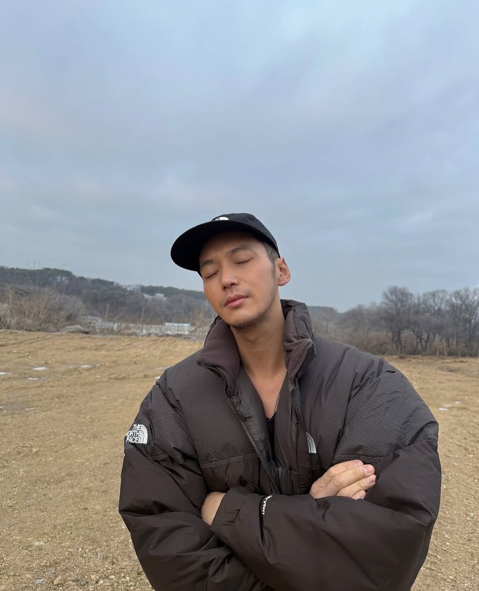 yxohan's tweet photo. Naturalistic by autumn transition to winter. How bad the temperature this season? Gonna keep the coat with me all the time. https://t.co/aub9PNR6Ms