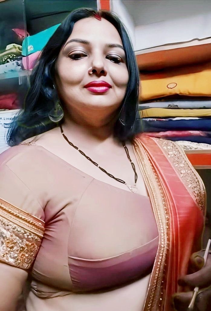 जब मैं माँ @rekha4you2 और चाची <a href="/scarlet_bitchh/">◦•●◉✿Siya✿◉●•◦</a> के साथ शॉपिंग गया था तब मेरी चाची चेंज करने गई थी... ट्रायिंग रूम से साड़ी पहनकर निकली तो उनके बड़े बूब्स और मोटी गांड देखकर मन किया था कि वहीं अंदर जाकर चोद दूँ 💦 अब फोटो देखकर लंड फिर से तन गया है 😏

<a href="/mamta52764688/">mamta mishra</a> <a href="/hluli_pandit/">cucky rohit pandit</a>