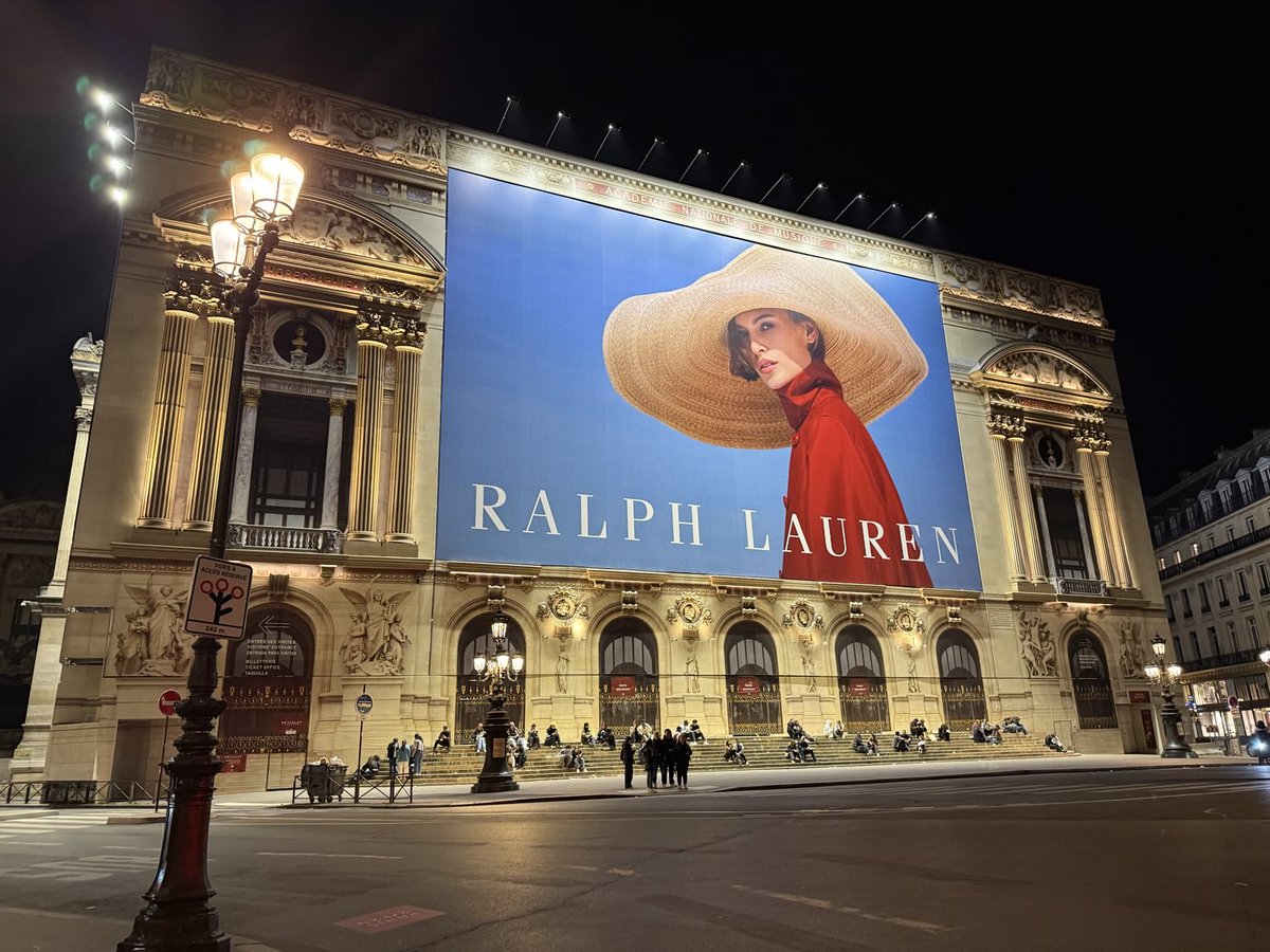 rinarina9991's tweet image. 工事中のオペラ座ガルニエの正面は
全て壁紙でした！すごい再現！
今回はラルフローレンの広告でした。スケールが凄い！
#パリ