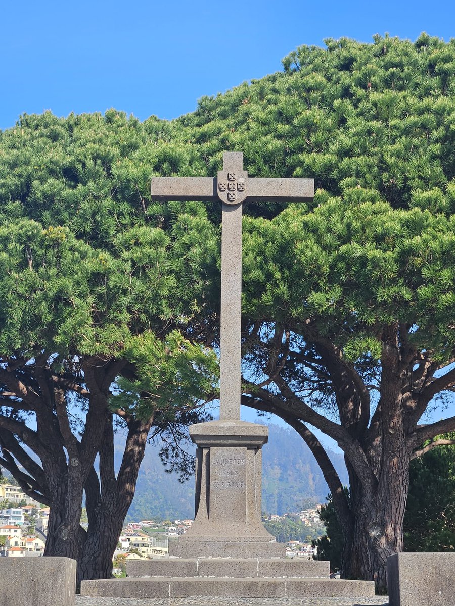trad_west_'s tweet photo. A Cross in Madeira Island with the inscription "Laudetur Jesus Christus" - "Praised be Jesus Christ" and the Coat of Arms of Portugal

Miradouro do Pico dos Barcelos, Funchal 🇵🇹 https://t.co/hvc0RXyME2
