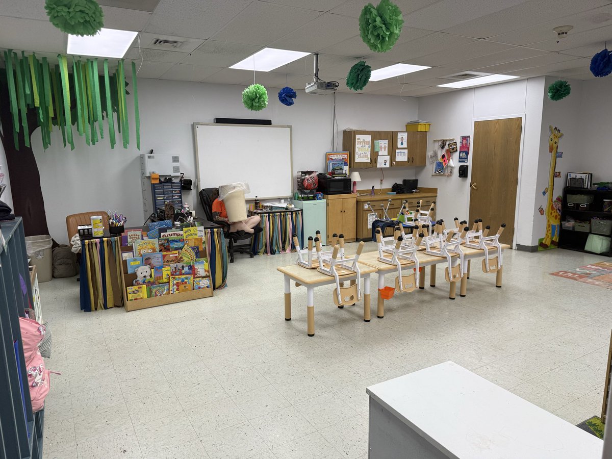 Amanda664789867's tweet image. Went in to “just clean” my classroom… ended up rearranging the whole thing 😂✨
And honestly?? It looks SO much better!! 🥹

Also tried a C4 packet… y’all the ENERGY I had 💀⚡️Definitely getting me more of those. 

27 days left… we’ve got this 💛 #PreKTeacher #TeacherLife