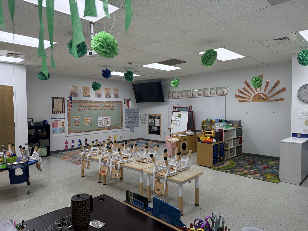 Amanda664789867's tweet image. Went in to “just clean” my classroom… ended up rearranging the whole thing 😂✨
And honestly?? It looks SO much better!! 🥹

Also tried a C4 packet… y’all the ENERGY I had 💀⚡️Definitely getting me more of those. 

27 days left… we’ve got this 💛 #PreKTeacher #TeacherLife
