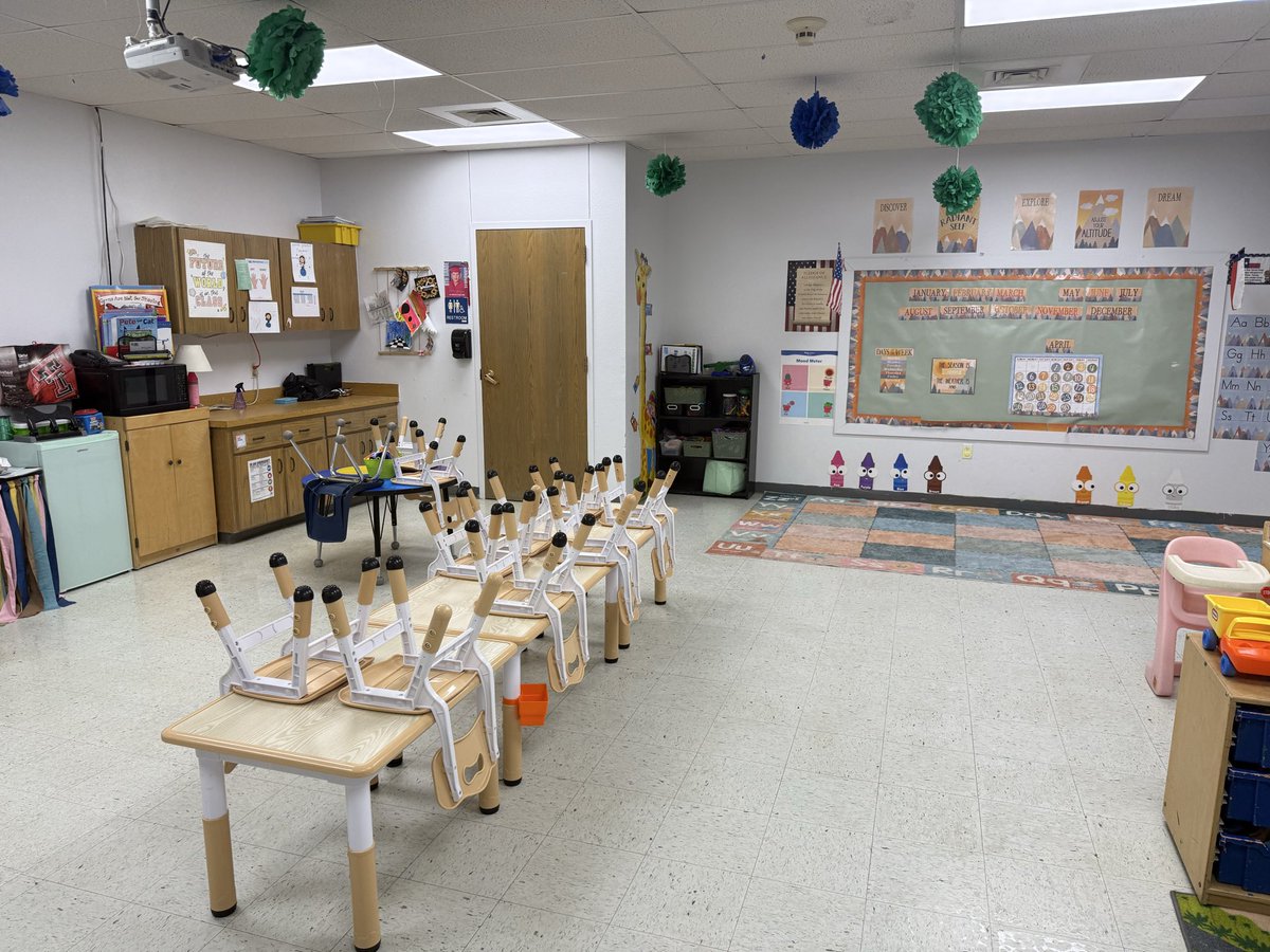 Amanda664789867's tweet image. Went in to “just clean” my classroom… ended up rearranging the whole thing 😂✨
And honestly?? It looks SO much better!! 🥹

Also tried a C4 packet… y’all the ENERGY I had 💀⚡️Definitely getting me more of those. 

27 days left… we’ve got this 💛 #PreKTeacher #TeacherLife