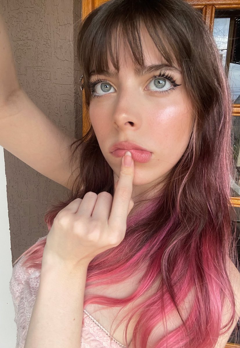 laura kitkat tweet media