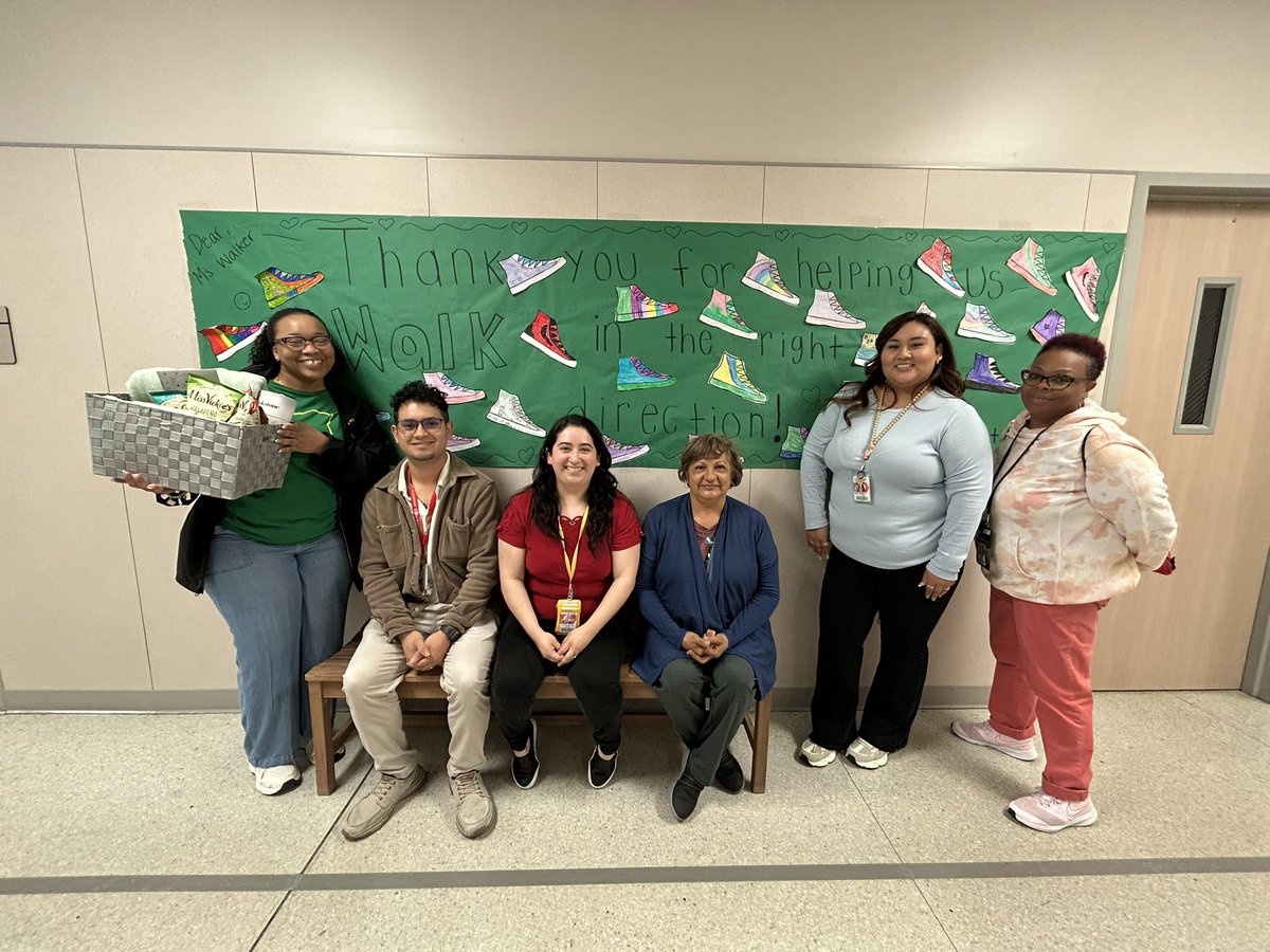 HillHawksES's tweet photo. It’s the start of AP Appreciation Week! 🎉 Our 1st graders kicked things off with a handmade banner and a basket of goodies for our amazing assistant principal, @icoach_Walker !💙 Big thanks to our students and teachers for spreading kindness!
#AldineStory #HawkNationPride https://t.co/lLkafvnYQg