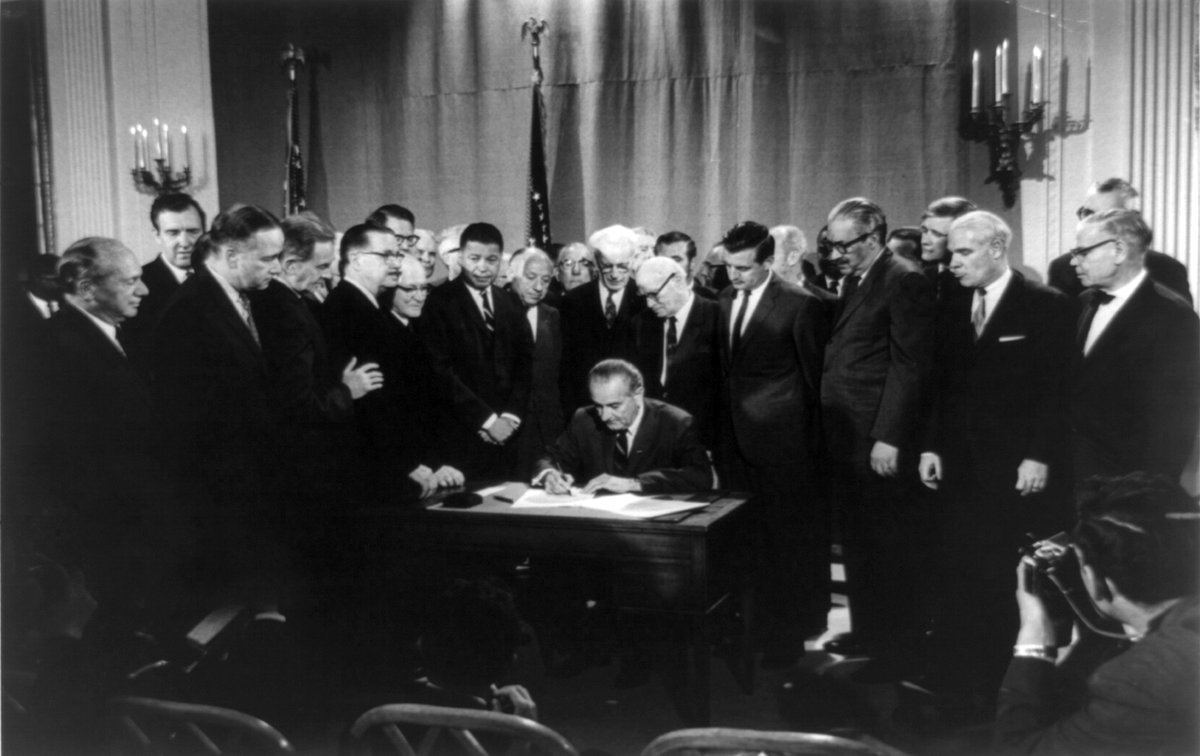 URDailyHistory's tweet image. 11 April 1968: A week after the #assassination of Martin Luther King Jr., President Lyndon B. Johnson signs the Civil Rights Act of 1968 into law. #MLK #LBJ #History #CivilRights #OTD #ad amzn.to/2JXDd5f