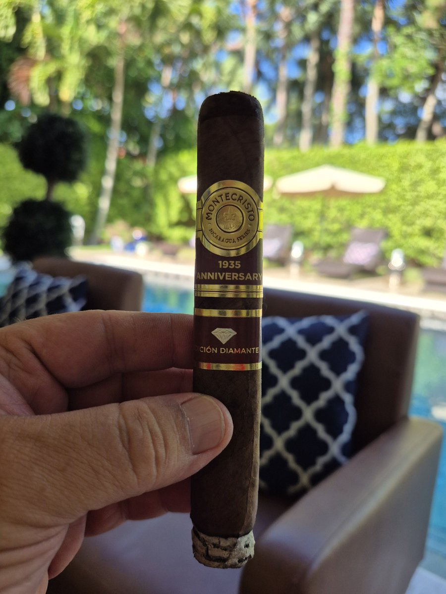 keepmovin2020's tweet image. Enjoying a Monte on this beautiful afternoon. Storms in route for the next couple of days.🤷‍♂️
#southflorida  🌞 🌴
#CIGARLIFE 🔥💨