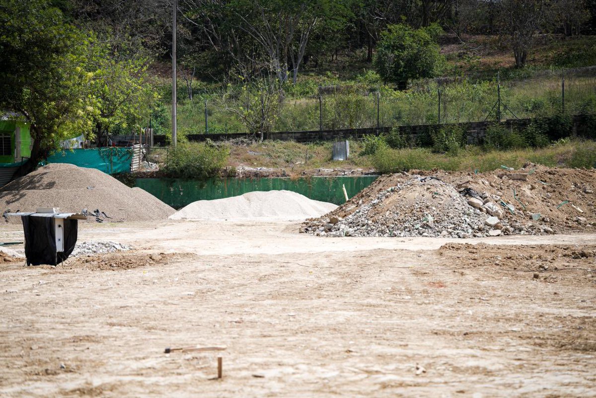 YamilHAranaP's tweet photo. Hoy estuvimos en Los Cerros verificando el avance del Estadio de Béisbol Menor ⚾️

Lo que por años estuvo en abandono, hoy se transforma en un escenario moderno que tendrá grama sintética, graderías, camerinos, iluminación LED y mucho más.

Así mismo vamos bien en los estadios de Las Gaviotas, El Socorro, Santa Rita y Arjona. 

Esperamos entregarlo entre finales de 2026 y comienzos de 2027.