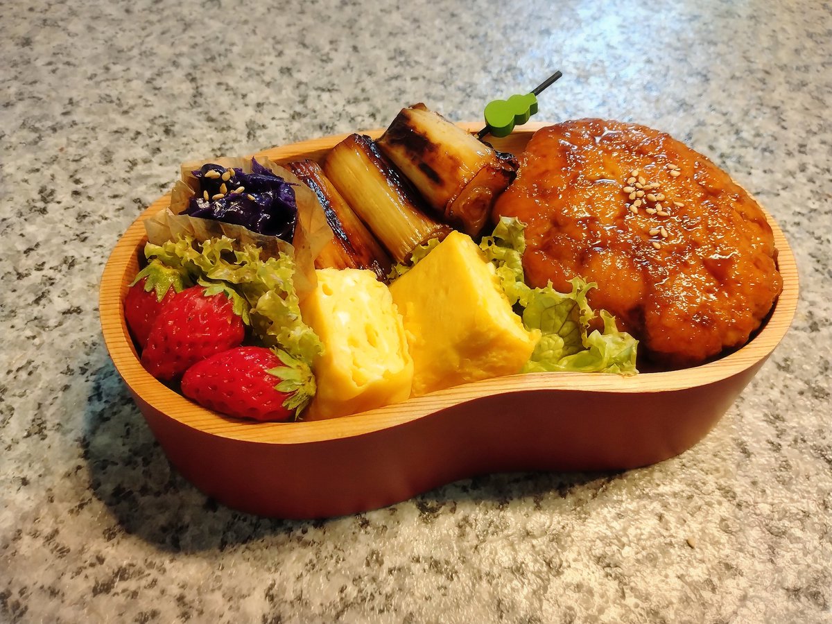 本日の次女弁🍱

鶏つくねと焼きねぎ弁当
ねぎとろっとろだよ🤤
 
午後から洗車したのだけど
次乗る日雨予報なので水洗
いのみで🫰
今のところ筋肉痛なし👍🏻

今日も気をつけて
ｲﾃﾗ━━━ヾ(*･ω･*)━━━ｯｼｬｲ!