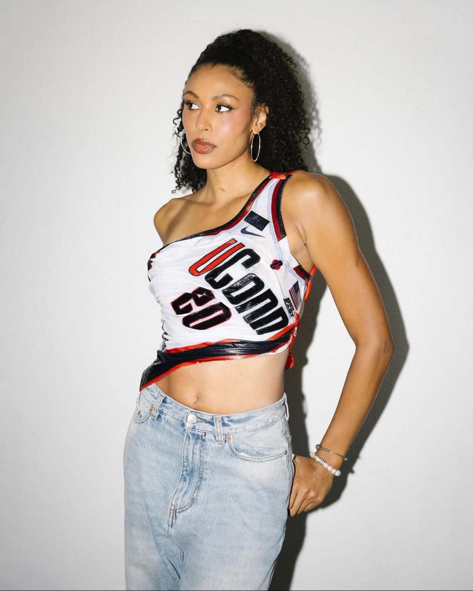 OliviaKNelson's tweet photo. … &amp; it’s still GO HUSKIES ❤️💙🤍 https://t.co/ZuXvXFJQAB