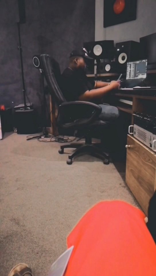 n a n a . k w e s i ☀️🍃 tweet media