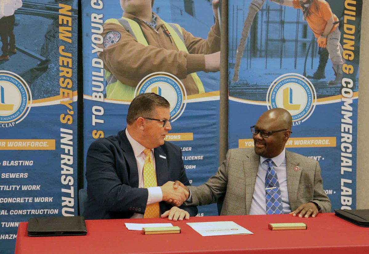 trainliunanjde's tweet image. 🎉 @RowanBurlington &amp;amp; @LIUNA's latest partnership recognizes the educational value of @TrainingLiuna courses, making it even easier for our members to earn an AS in #ConstructionManagement.

#Local172 members Lou Potts &amp;amp; Tyrone Brown were the first to enroll in the new program.