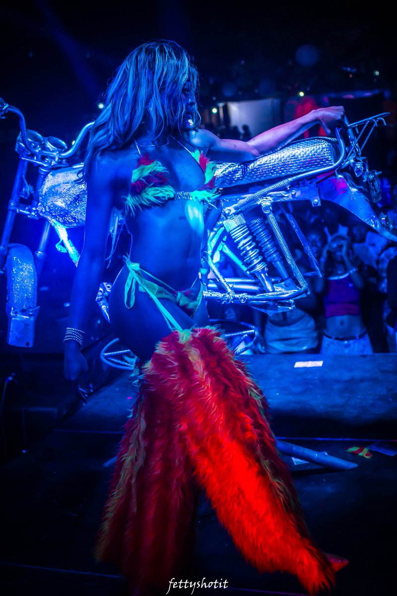 Fettyshotit tweet media