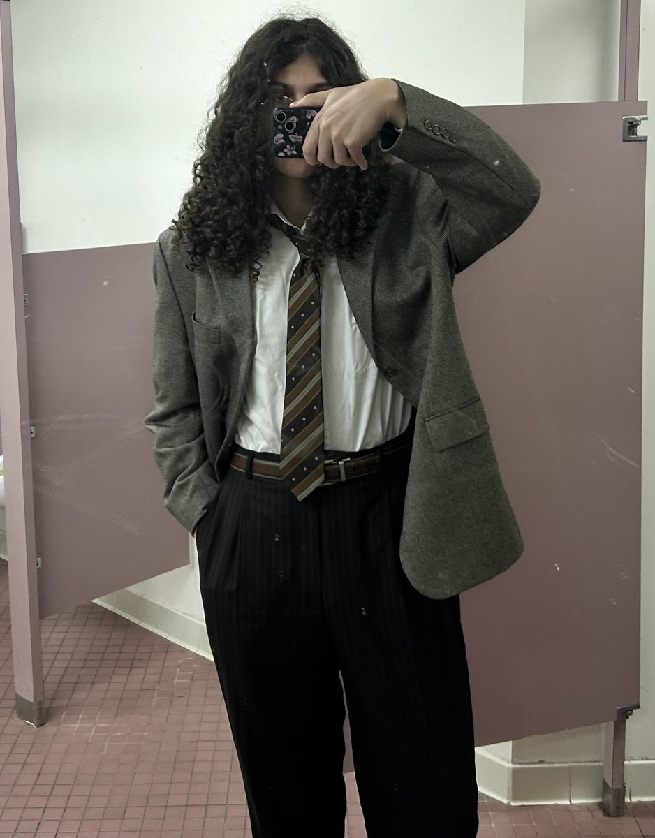 fit inspo:
- token white guy in a jazz band
- 90s nba coach
- alcoholic history teacher
coat from ralph lauren, shirt from brooks brothers