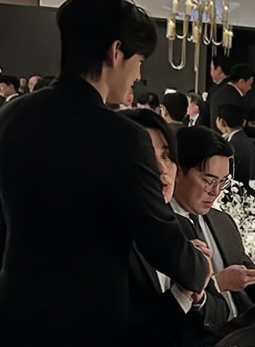 EilishSofia1's tweet photo. happy wookwan day where lee dong wook hold siwan hand with his two and looked up at him with boba eyes https://t.co/5MIRG1knyl