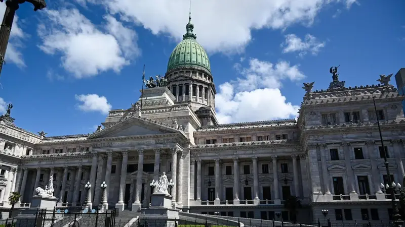eldestapeweb's tweet photo. El Gobierno usó la operación rusa para sacar a El Destape también del Congreso

La censura no se limitó a Casa Rosada. El oficialismo de Javier Milei también utilizó la operación rusa publicada de OpenDemocracy y el portal Chequeado para prohibir las coberturas de medios críticos como El Destape del Congreso de la Nación. 

Las autoridades del parlamento suspendieron las acreditaciones de este portal y de otros medios que critican al Gobierno sin dar aún explicaciones oficiales.

Fuentes del parlamento confirmaron a este portal que las acreditaciones fueron suspendidas este lunes. Además de El Destape, fueron censurados en el parlamento los acreditados de A24, FM La Patriada y El Grito del Sur.

Las acreditaciones de El Destape suspendidas fueron las de los periodistas Federico Pokorowski y Alan Longy, quienes cubren día a día la actividad parlamentaria. Cuando este lunes uno de ellos quisieron ingresar al Congreso, su entrada fue revocada. Las personas encargadas de la seguridad no supieron decirle el motivo. Sin embargo, fuentes parlamentarias señalaron que la decisión bajó desde Presidencia de la Cámara Baja y que la censura es a los medios, no a los nombres propios de los periodistas. Es decir, si otro periodista de este portal quisiera solicitar una acreditación, también sería rechazada.

+ información https://t.co/vciLykAz7j