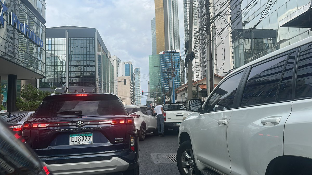 Raulqpty's tweet photo. @traficopanama @TraficoCPanama @Telemetro @tvntrafico choque en la aquilino de la guardia 430 pm https://t.co/IuwfBY0rb0