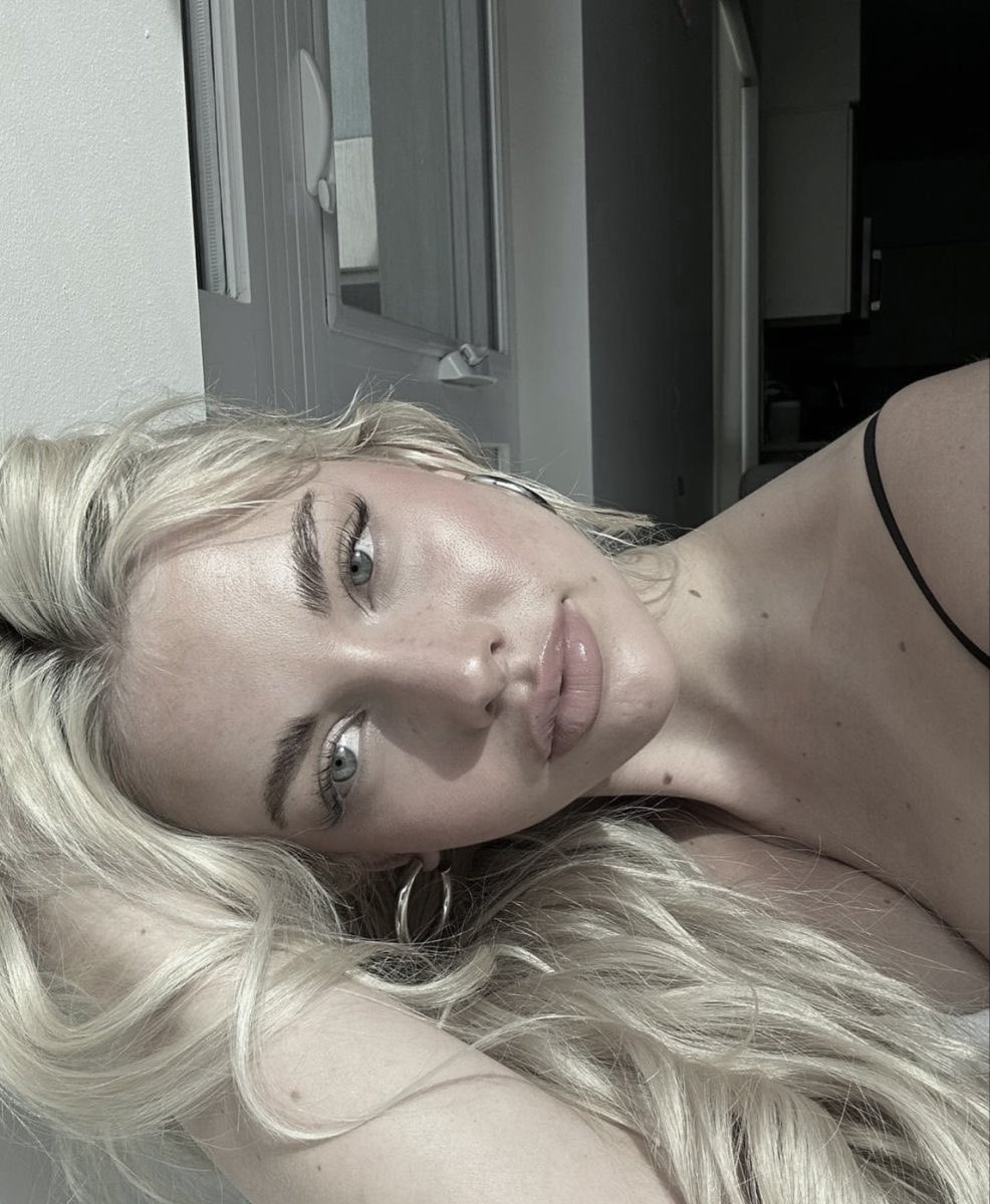 „Muszę dalej grać. Udawać, że nic się nie dzieje, ponieważ mam na nazwisko Colbern. Nie wolno mi się załamywać ani przynosić matce wstydu. Nie wolno mi pokazać słabości.”

𝟏𝟔 𝒅𝒏𝒊 𝒅𝒐 𝒑𝒓𝒆𝒎𝒊𝒆𝒓𝒚 💙 #keepmecloseap