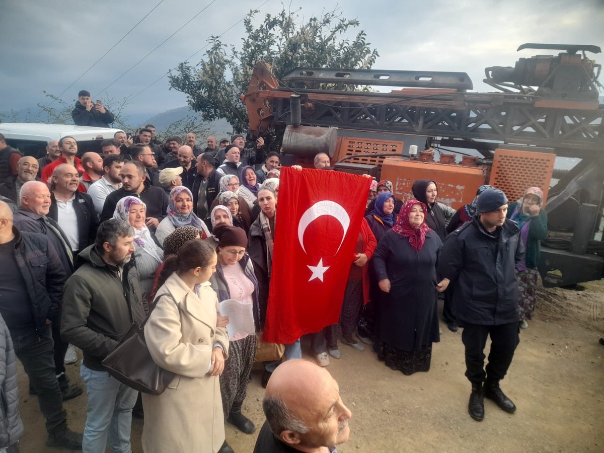 ajansmuhbir1923's tweet photo. Giresun Tirebolu’da hukuksuz bir şekilde çalışma yapmak isteyen Alagöz Holding’e ait iş makineleri, 3. gününde de halk tarafından geri gönderildi. https://t.co/2e4s4BhdWn