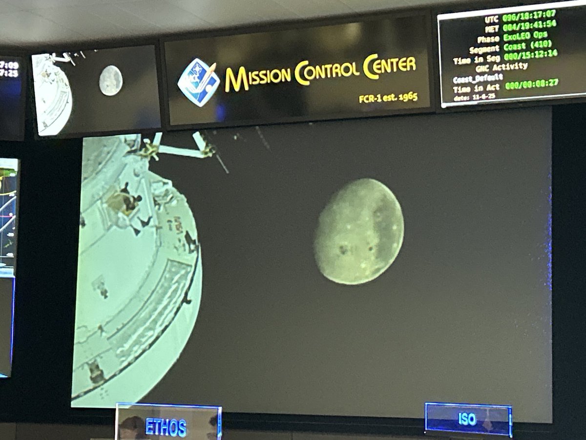 Aki_Hoshide's tweet photo. The Moon is definitely a lot closer than just a few hours ago! https://t.co/2LNvyB1ydU