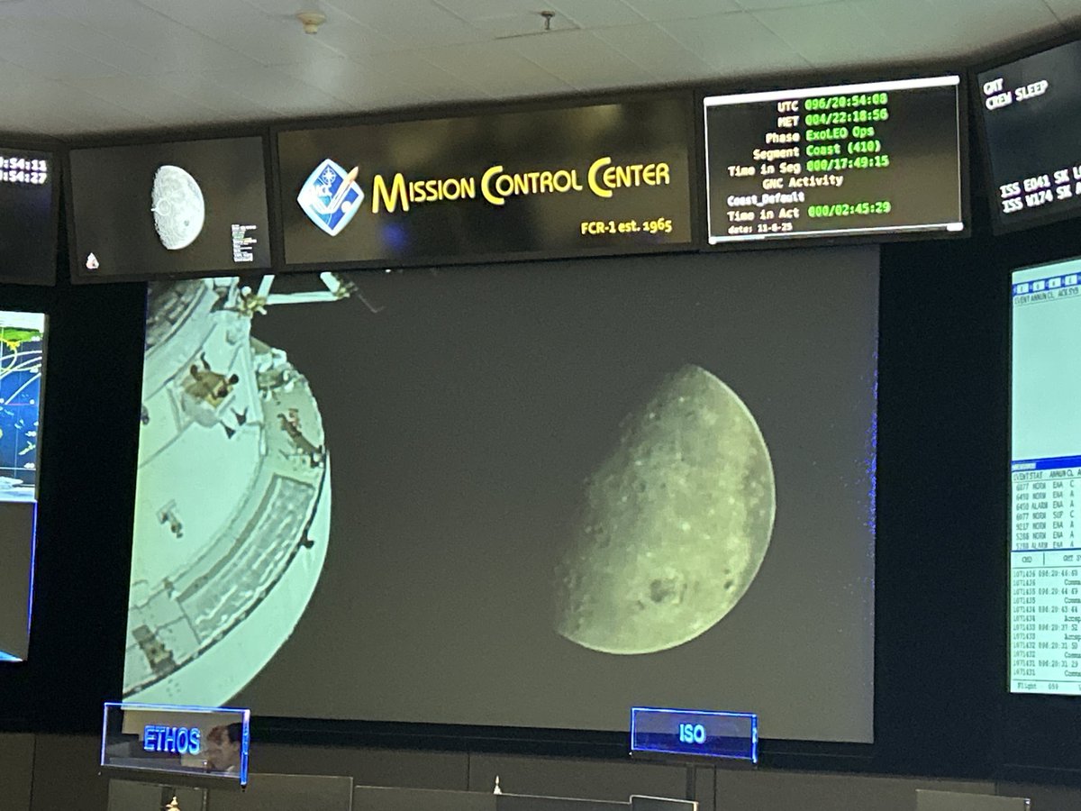Aki_Hoshide's tweet photo. The Moon is definitely a lot closer than just a few hours ago! https://t.co/2LNvyB1ydU