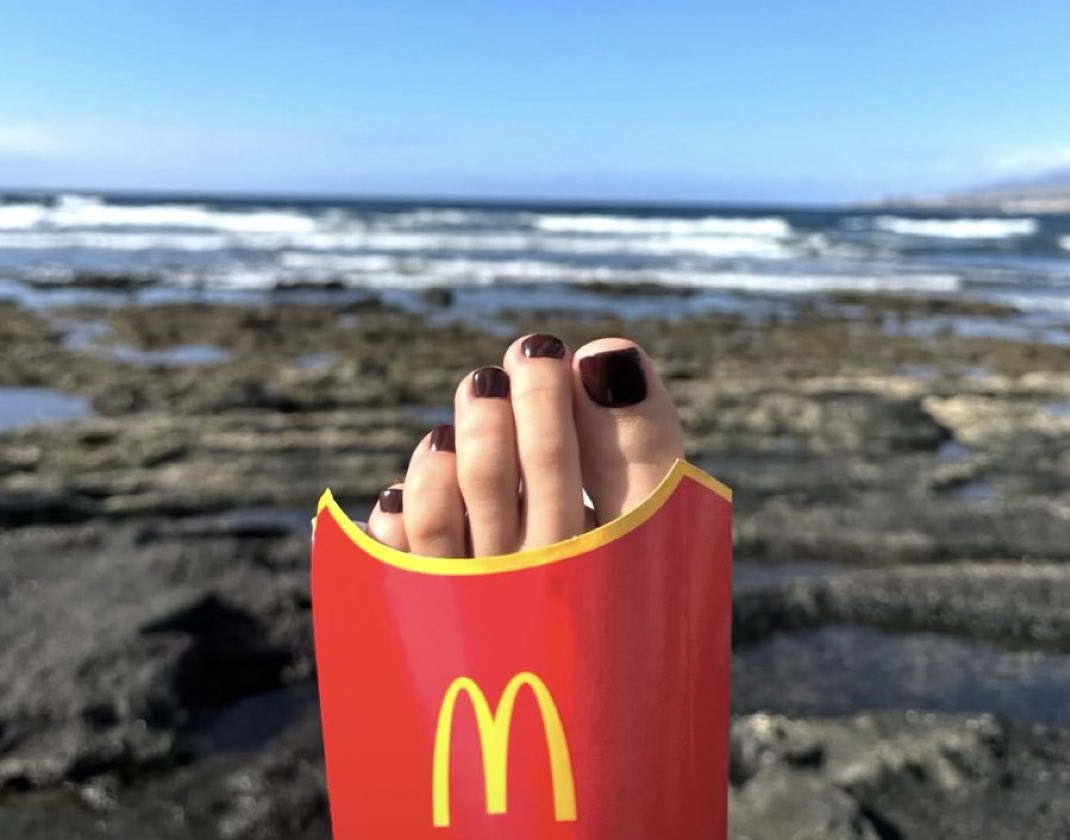 FeetFinder tweet picture