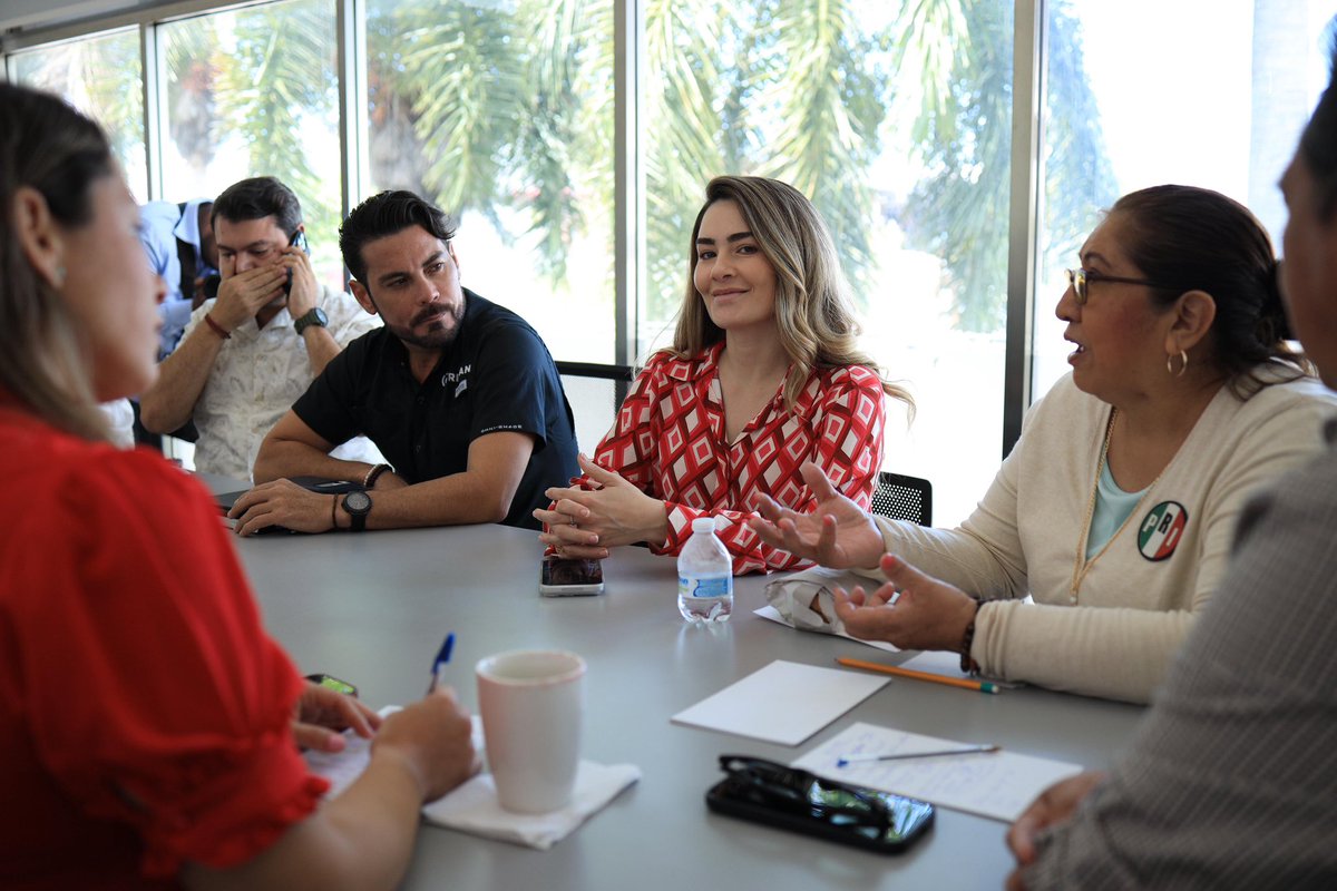 arianarejonlara's tweet photo. Reunión de trabajo con legisladoras/es federales y locales, donde dejamos claro que en Campeche hay rumbo, hay trabajo y hay compromiso.
Vamos con todo para #DefenderCampeche y seguir firmes por #México. 🇲🇽 https://t.co/nb7ICN9vqY
