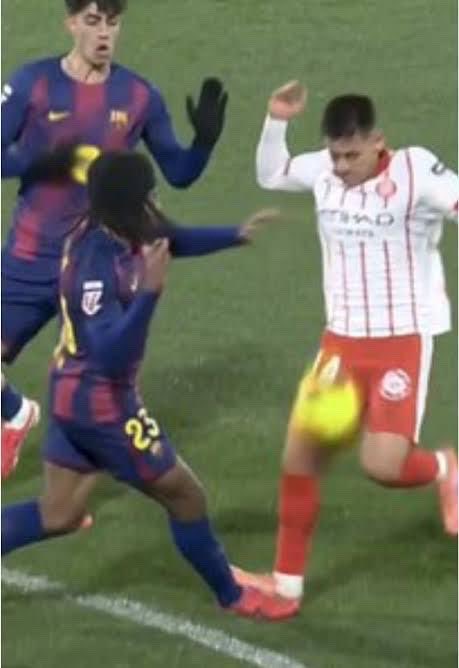 FranBlaugrana2's tweet photo. Cuando al Barça no le anularon este gol en contra contra el Girona,decían que no era ni falta,que tocaba balón

Cuando hubo una acción exactamente igual en el Clásico del año pasado de Tchouameni a Pedri,decían que no era ni amarilla

Ahora resulta que una jugada de Gerard Martín igual a estas dos es expulsión😅