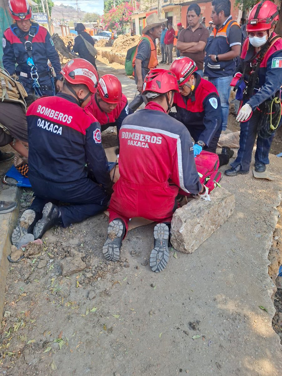 La <a href="/CEABIENESTAR/">CEABIEN_OAX</a> informó que, durante los trabajos de rehabilitación de colector sanitario en la avenida Juventino Rosas en San Martín Mexicapam, un trabajador de la empresa sufrió un accidente al caer a un pozo de visita. El trabajador se reporta fuera de peligro y estable.
