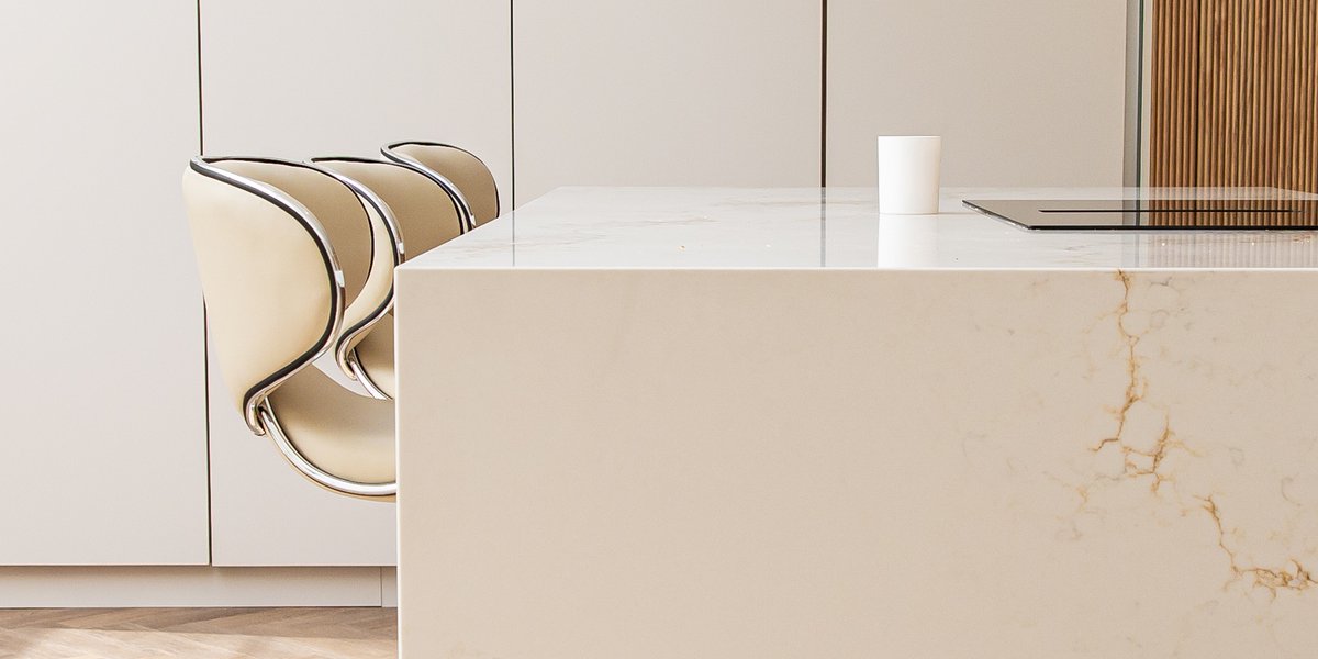 reframekitchens's tweet photo. Reeded kitchens, crafted bespoke.

Oak detailing and carefully crafted, encased within a natural quartz worktop supplied by @sharpstonegranite, two complementary forms coming together in a seamless design in this stunning and bespoke kitchen.

#reframe #kitchen #fluting https://t.co/lfW3PLnMmc