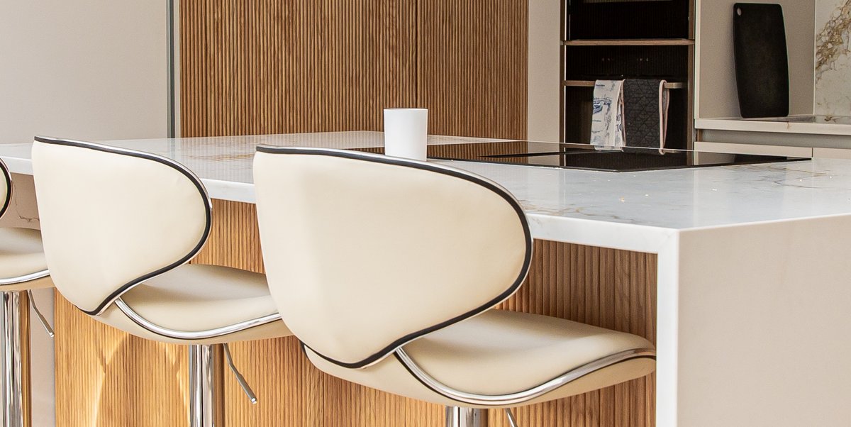 reframekitchens's tweet photo. Reeded kitchens, crafted bespoke.

Oak detailing and carefully crafted, encased within a natural quartz worktop supplied by @sharpstonegranite, two complementary forms coming together in a seamless design in this stunning and bespoke kitchen.

#reframe #kitchen #fluting https://t.co/lfW3PLnMmc