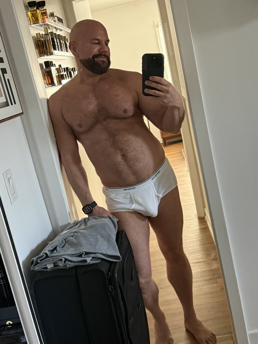 BillHardwickxxx's tweet photo. 😈POV: Dad’s changing for the gym🔥💪🏻🔥 https://t.co/gfUUOTI7zW