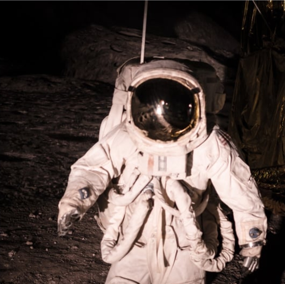 EnsedeCiencia's tweet image. 🚨🌕  Así, en abril de 1970, la tripulación de Apollo 13 alcanzó un récord que aún estremece al mundo. Desde el espacio profundo, captaron una imagen impactante:
la cara oculta de la Luna y, a la derecha, el módulo de mando flotando en la oscuridad.