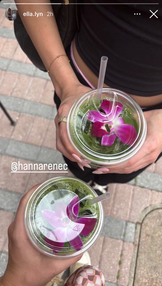goloakgae's tweet photo. what kind of matcha has a flower in it https://t.co/D0J2uDx7CH