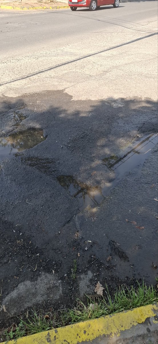 mleylaarthur's tweet photo. @aguas_andinas Hace 1 mes que les informe de este problema,  aun sigue y peor https://t.co/cW7g28f7nz