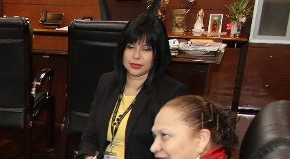 Claudia Arrecis, exsecretaria privada y asesora clave de Consuelo Porras en el <a href="/MPguatemala/">MP de Guatemala</a>, renunció recientemente. Señalada por operar con redes de poder, presuntas irregularidades y una "agencia paralela" de favores judiciales junto a su primo, el juez Sergio Mena.