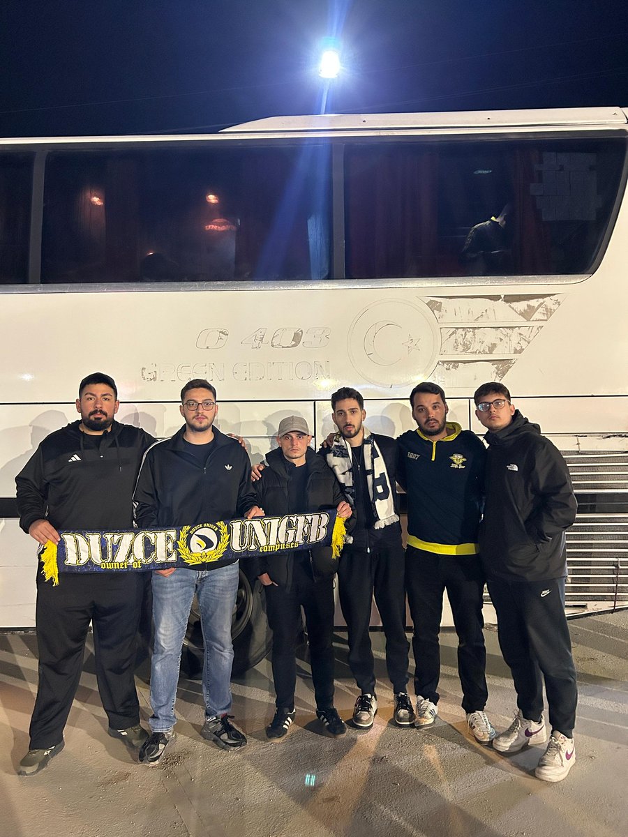 Duzce_UNIGFB's tweet photo. SENİN UĞRUNA KANARYA!

Fenerbahçe Medicana Erkek Voleybol takımımızı, galatasaray karşısında Eskişehir'de yalnız bırakmadık. 

#UNIGFB #DUZCEUNIGFB https://t.co/iBgUMwbpRr
