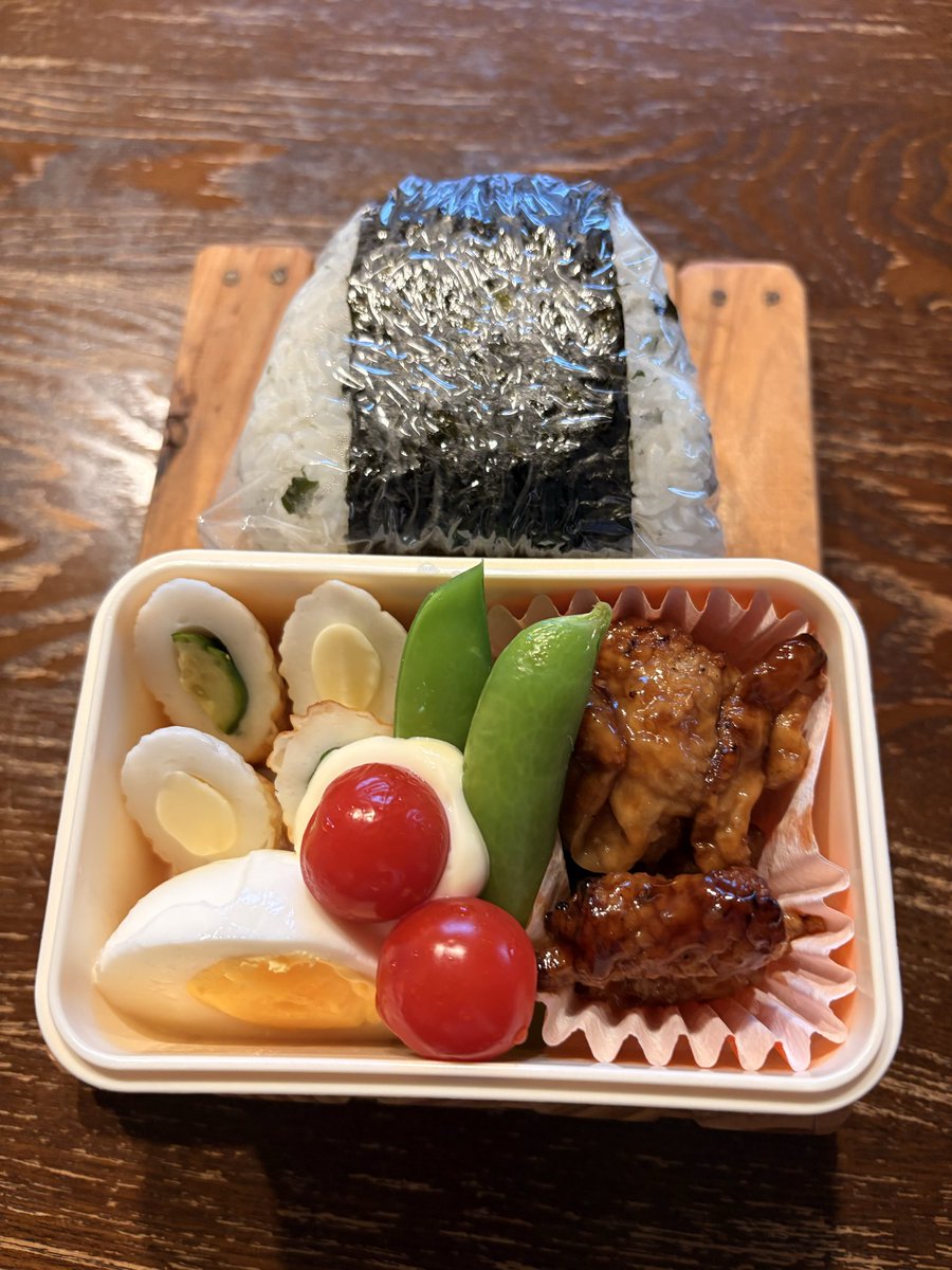 今日から小学校は新学期🏫がんばって行ってきんしゃい👋昼までだけどお弁当は有り、です🍱
629日目 おにぎり弁当
#お弁当 #親父の弁当