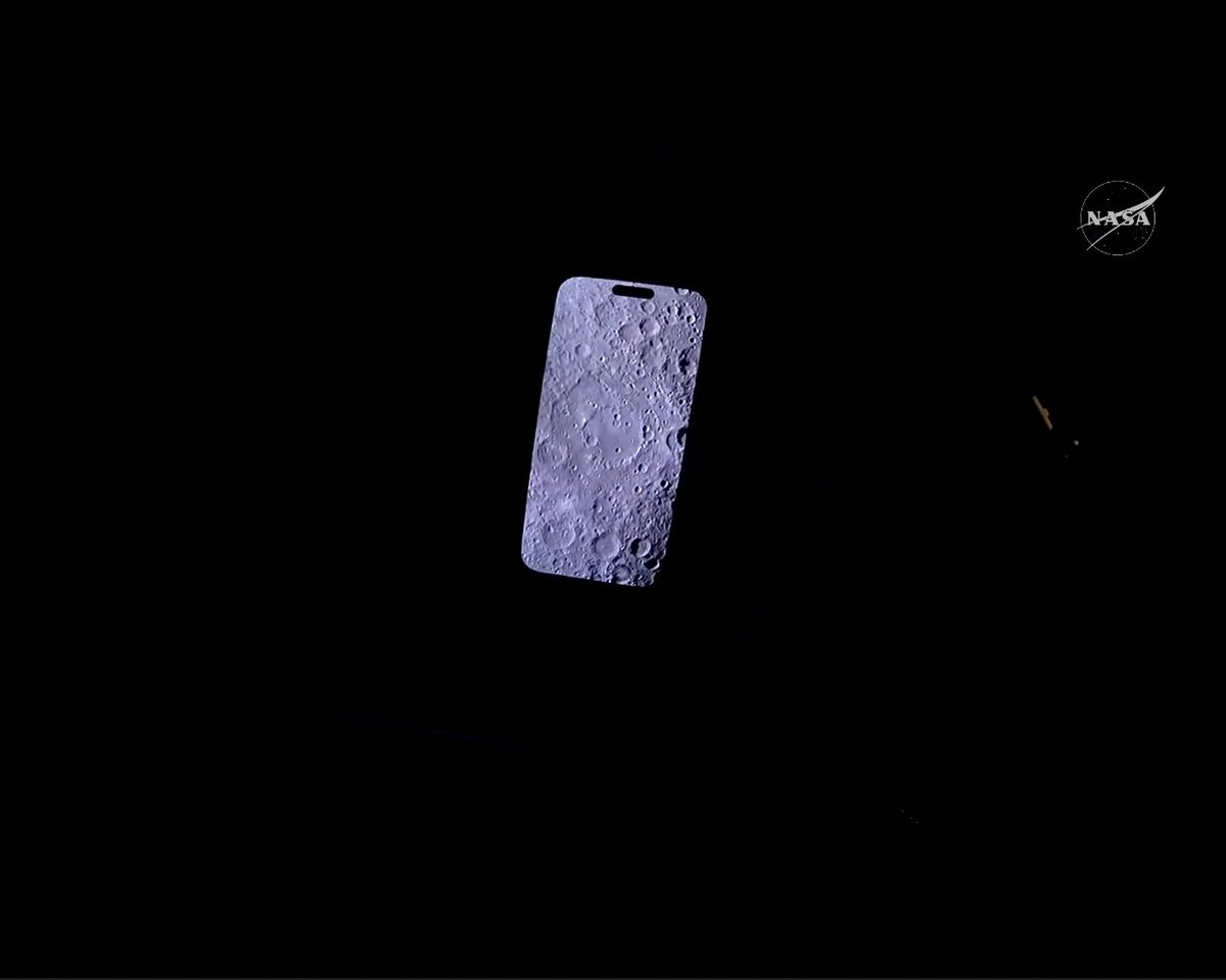 InterestingAsFx's tweet image. Artemis 2 - Integrity Astronaut Reid Wiseman showing a picture of the moon he took with his phone

 #damnthatsinteresting #interesting #damn