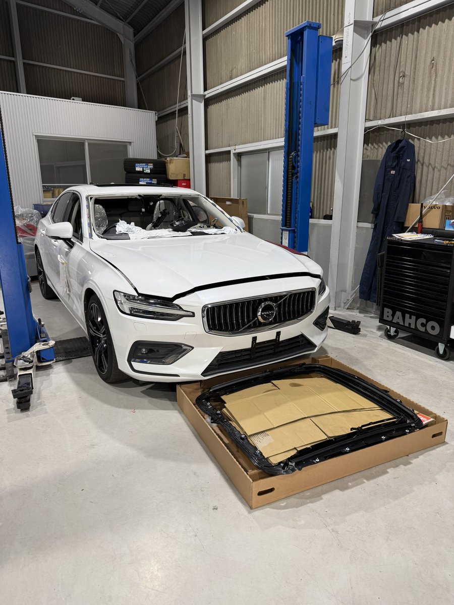 cocsun_volvo's tweet image. ご納車前整備中のZB型S60。

点検段階でガラスサンルーフの不良が判明し、内部修理が出来ない為、アッセンブリー交換となりました。
高額な部品となりますが、自社内でご納車前に交換が出来、お客様の御負担を抑えることができました。

#s60 #volvo #volvos60 #ボルボ #ボルボs60