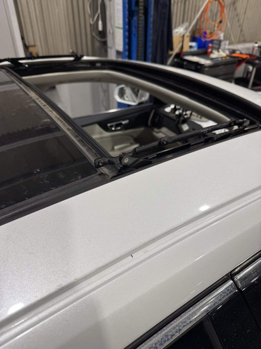 cocsun_volvo's tweet image. ご納車前整備中のZB型S60。

点検段階でガラスサンルーフの不良が判明し、内部修理が出来ない為、アッセンブリー交換となりました。
高額な部品となりますが、自社内でご納車前に交換が出来、お客様の御負担を抑えることができました。

#s60 #volvo #volvos60 #ボルボ #ボルボs60
