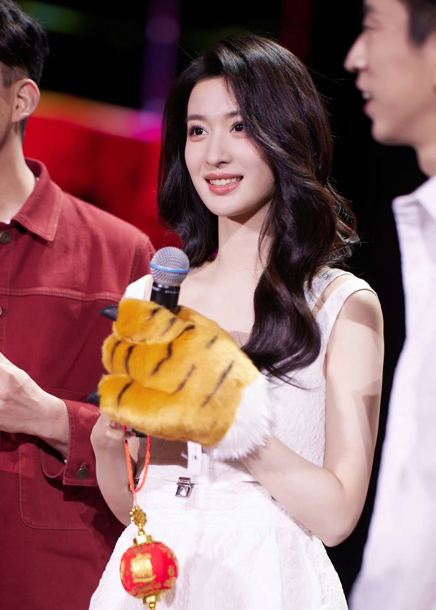 wangchuranfan's tweet photo. Wang Churan 80s Spring Gala glow 王楚然東方衛視春晚復古風采 #王楚然 #王楚然北美後援會 #wangchuran #東方衛視春晚 #80年代 #SpringGala https://t.co/mJ10o84NA3