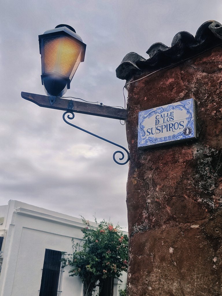 chus_san5's tweet photo. La calle de los Suspiros, un rincón del siglo XVIII cargado de leyendas en Colonia del Sacramento, Uruguay. Se cree que su nombre se debe a los quejidos de prisioneros condenados a muerte, a quienes obligaban a recorrer la calle hasta el mar, donde los ejecutaban, ahogándolos. https://t.co/NYW080Vln4